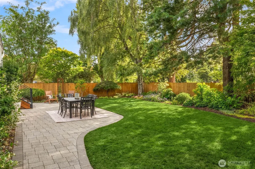 8233 40th Avenue NE Seattle WA 98115