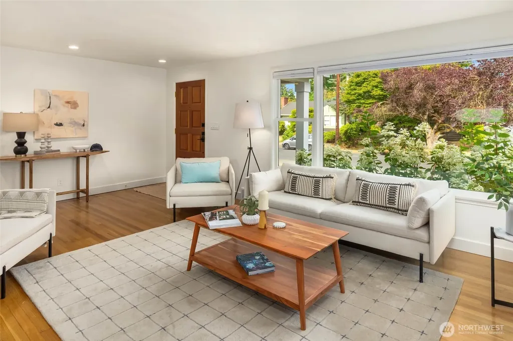8233 40th Avenue NE Seattle WA 98115