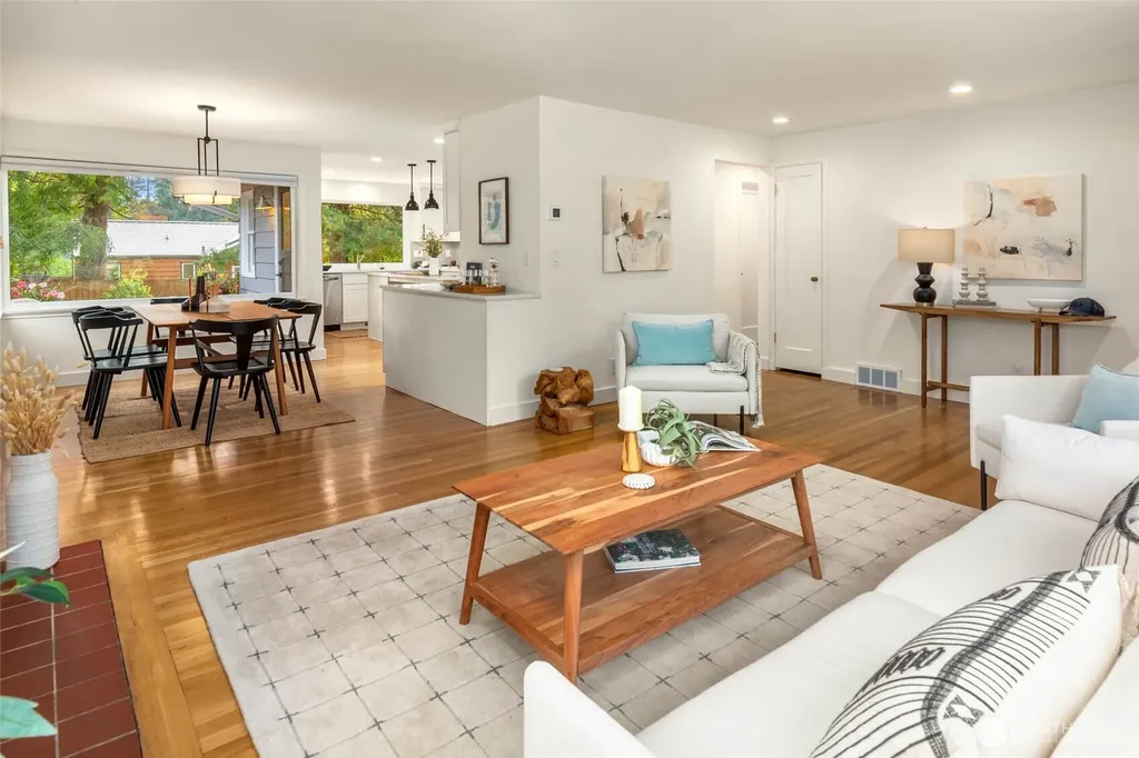 8233 40th Avenue NE Seattle WA 98115