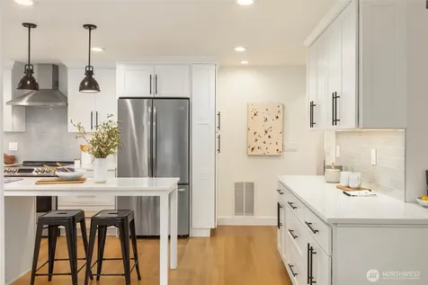 8233 40th Avenue NE Seattle WA 98115