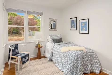 8233 40th Avenue NE Seattle WA 98115