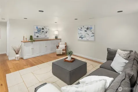8233 40th Avenue NE Seattle WA 98115