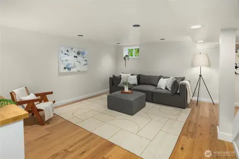 8233 40th Avenue NE Seattle WA 98115