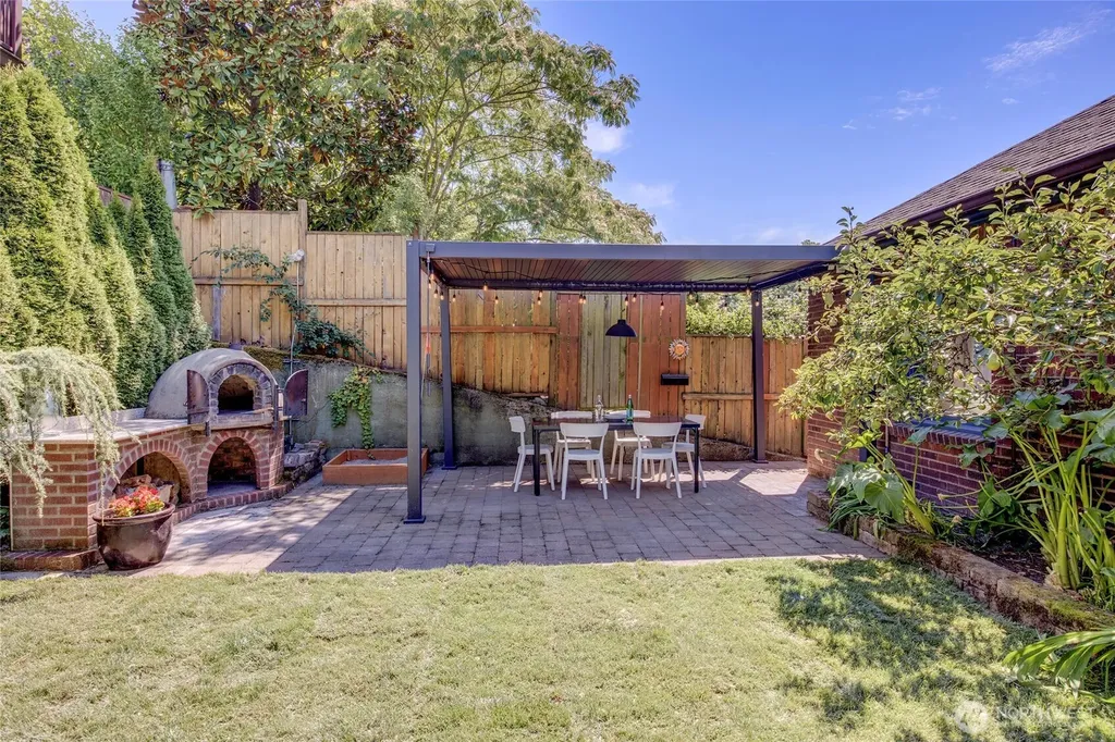 2714 10th Avenue W Seattle WA 98119