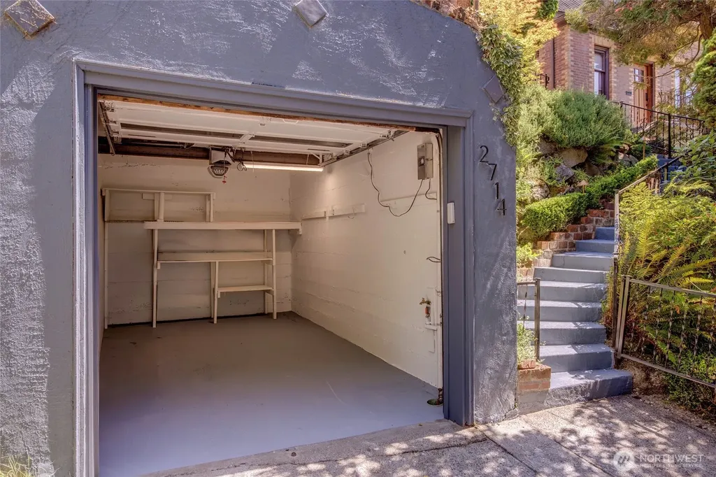 2714 10th Avenue W Seattle WA 98119