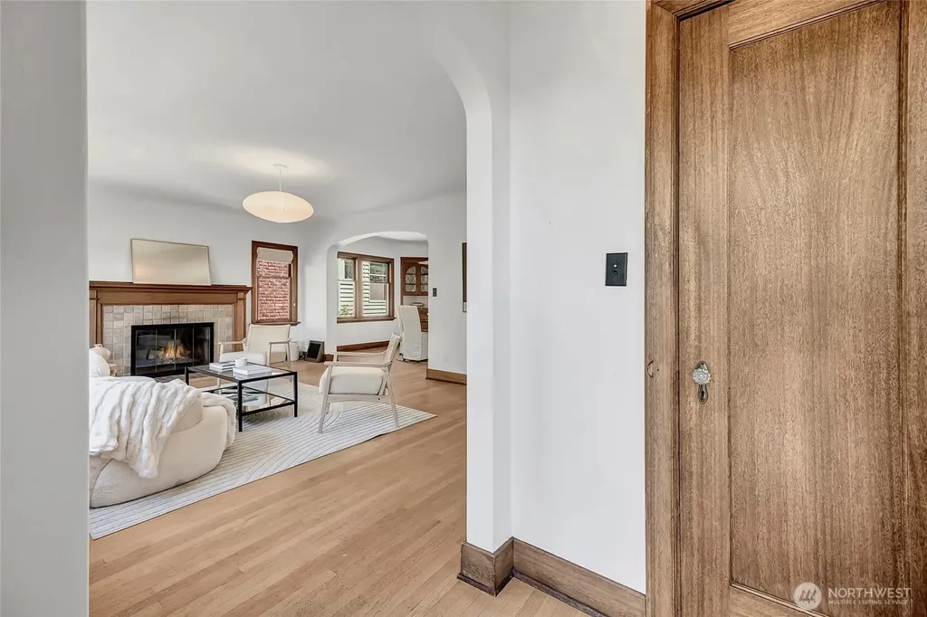2714 10th Avenue W Seattle WA 98119