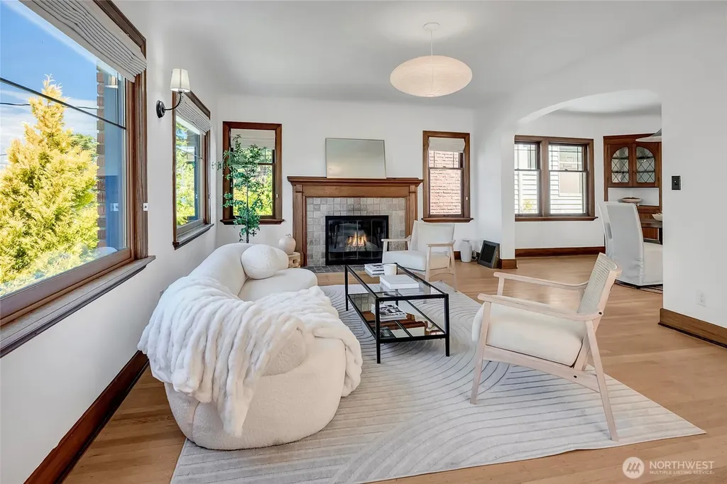2714 10th Avenue W Seattle WA 98119