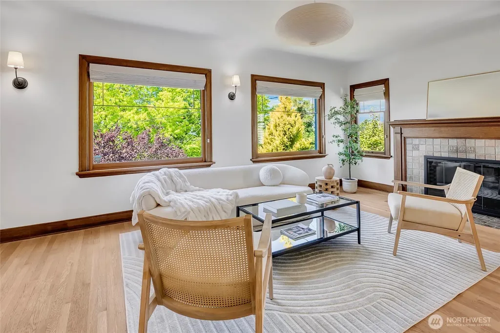2714 10th Avenue W Seattle WA 98119
