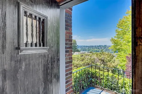 2714 10th Avenue W Seattle WA 98119