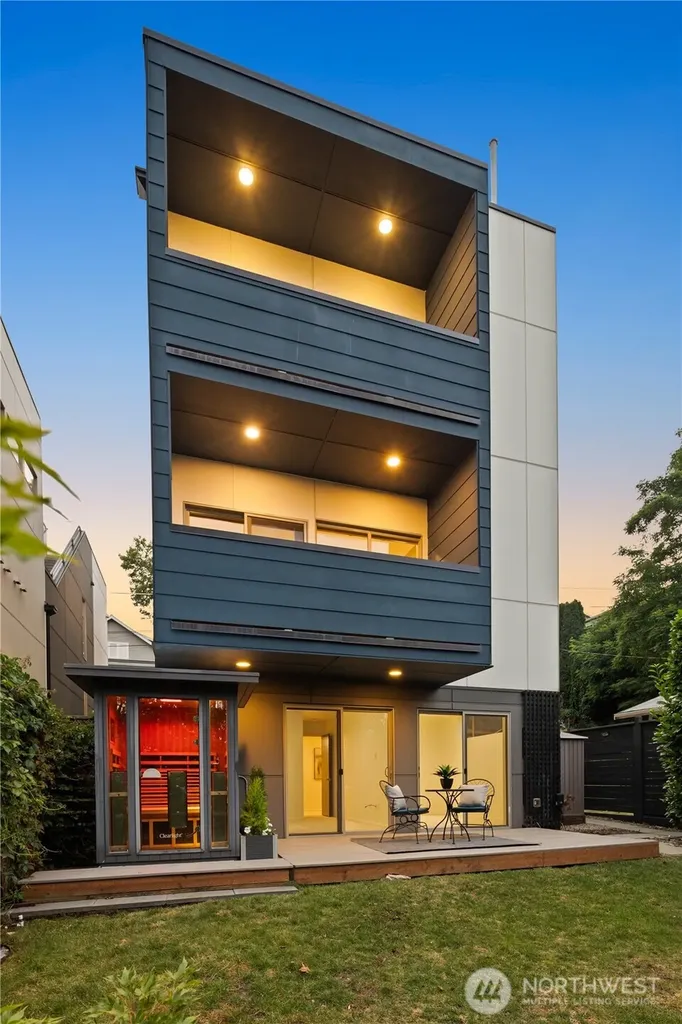 4532 51st Place SW Seattle WA 98116