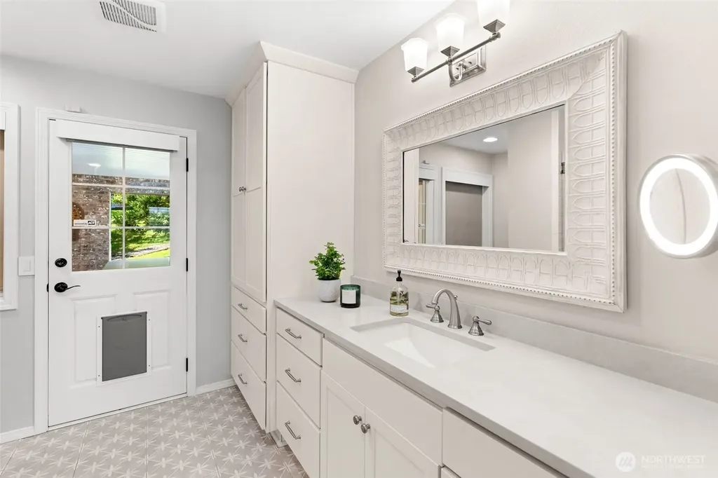 586 North Shore Boulevard Fox Island WA 98333