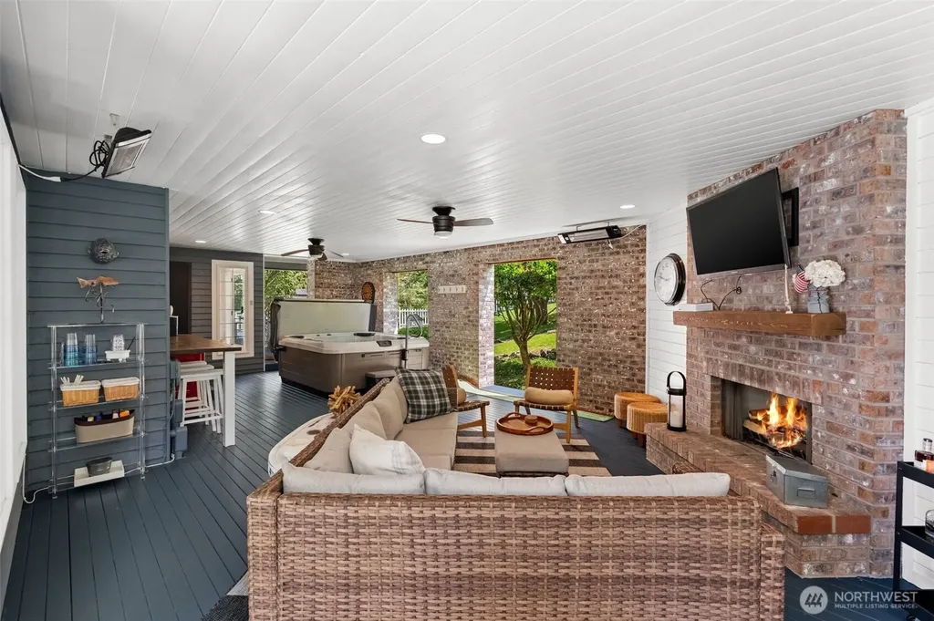 586 North Shore Boulevard Fox Island WA 98333