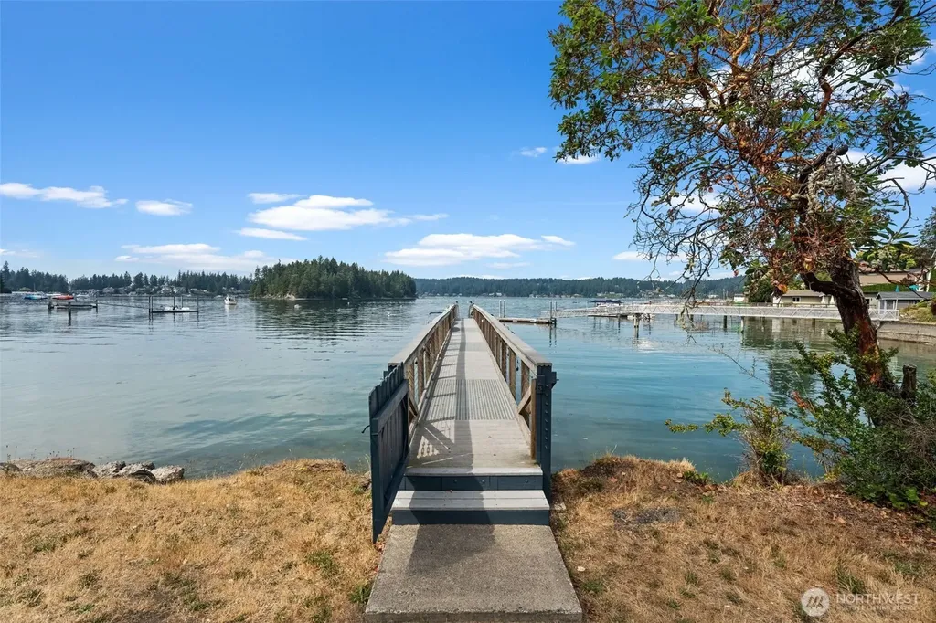 586 North Shore Boulevard Fox Island WA 98333