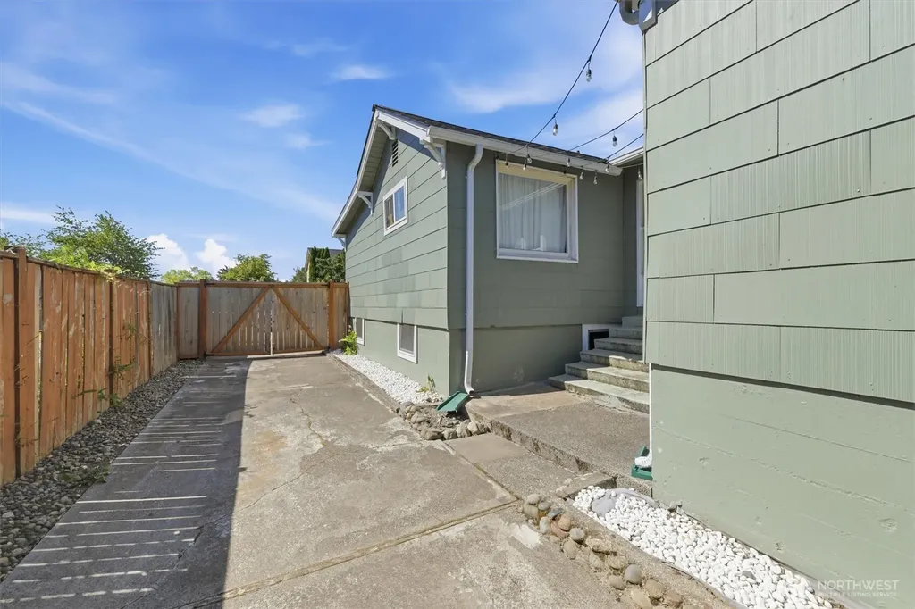 214 E 68th Street Tacoma WA 98404