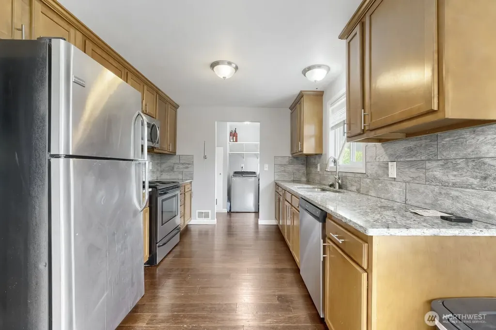 715 Johns Rd E Parkland WA 98445