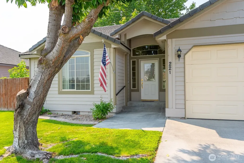 211 E Inglewood Drive Moses Lake WA 98837