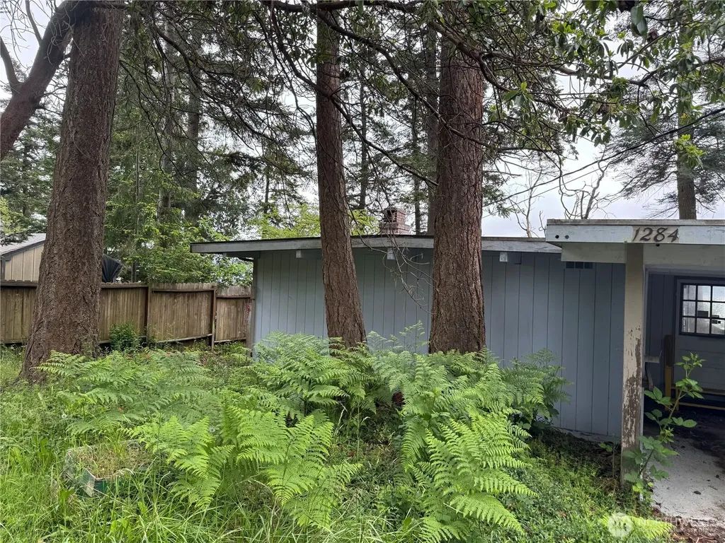 1284 Dines Point Road Greenbank WA 98523