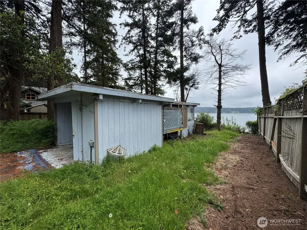 1284 Dines Point Road Greenbank WA 98523