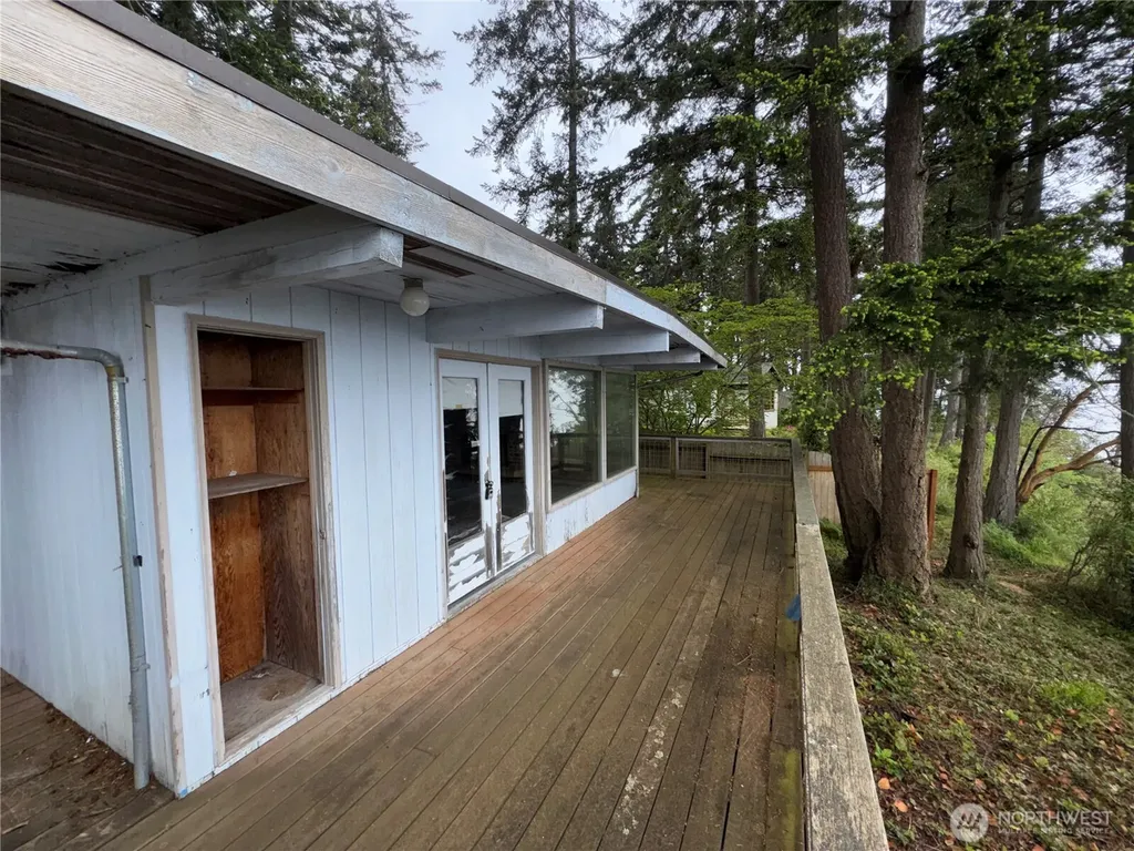 1284 Dines Point Road Greenbank WA 98523