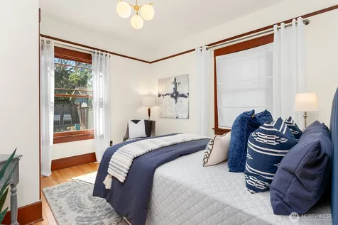 4329 5th Avenue NE Seattle WA 98105