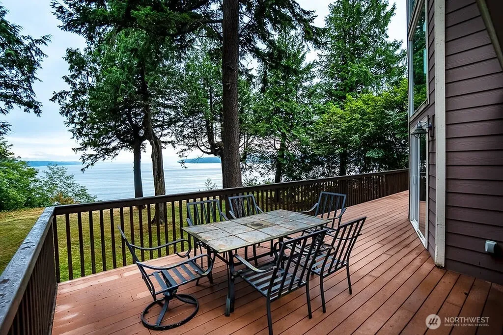 8 W Gedney Way Hat Island WA 98206