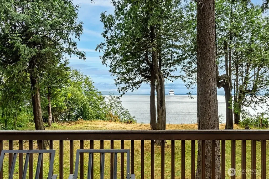 8 W Gedney Way Hat Island WA 98206