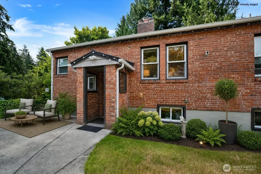 2407 Larch Way Lynnwood WA 98036