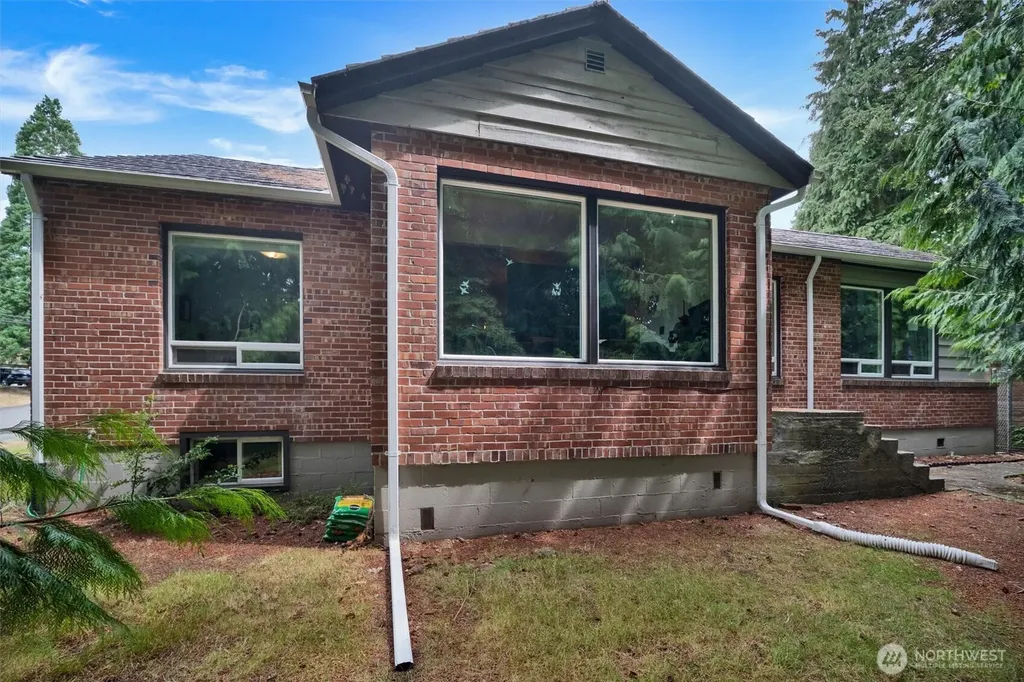 2407 Larch Way Lynnwood WA 98036