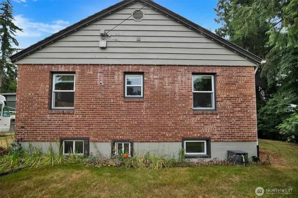2407 Larch Way Lynnwood WA 98036