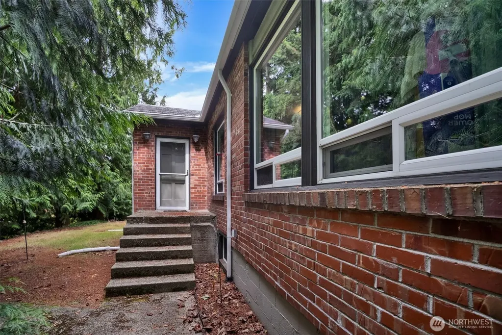 2407 Larch Way Lynnwood WA 98036