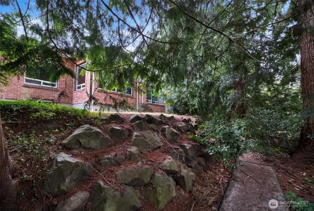 2407 Larch Way Lynnwood WA 98036