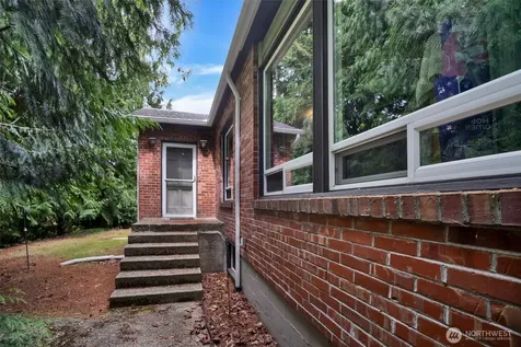 2407 Larch Way Lynnwood WA 98036