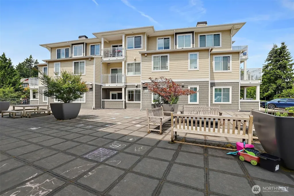 537 225th Lane NE Sammamish WA 98074
