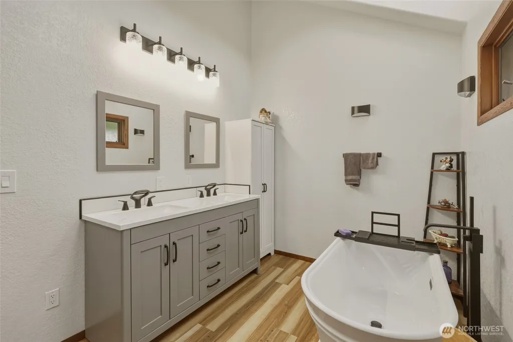 32 Thompson Lane Elma WA 98541
