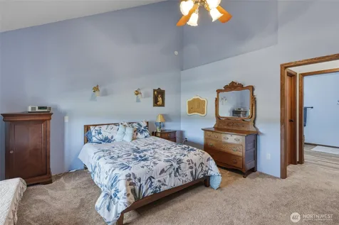 32 Thompson Lane Elma WA 98541
