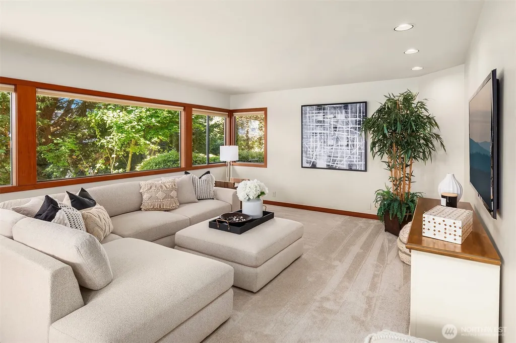 9636 NE 30th Place Clyde Hill WA 98004
