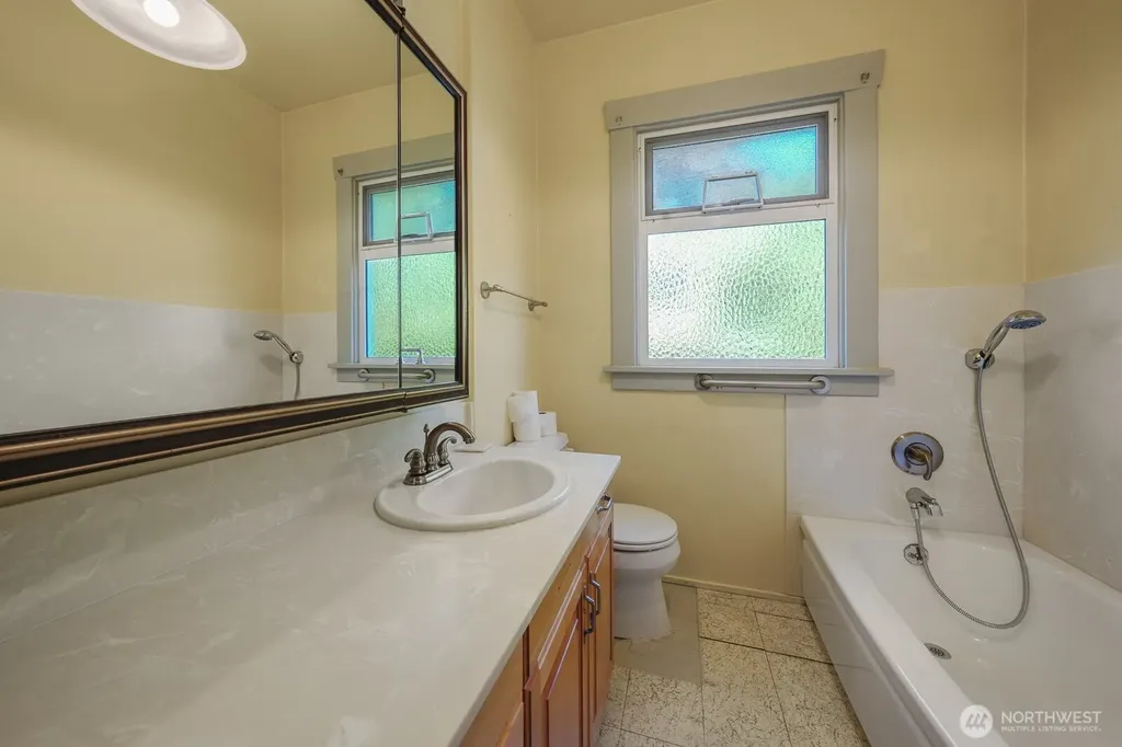 7528 33rd Avenue NW Seattle WA 98117