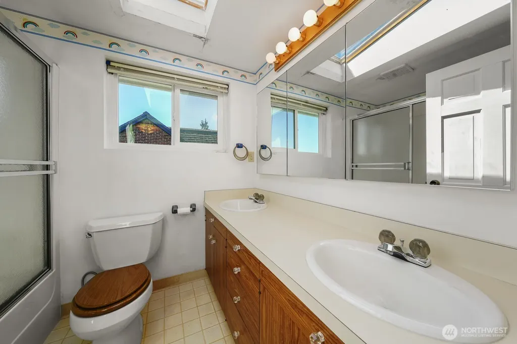 7528 33rd Avenue NW Seattle WA 98117