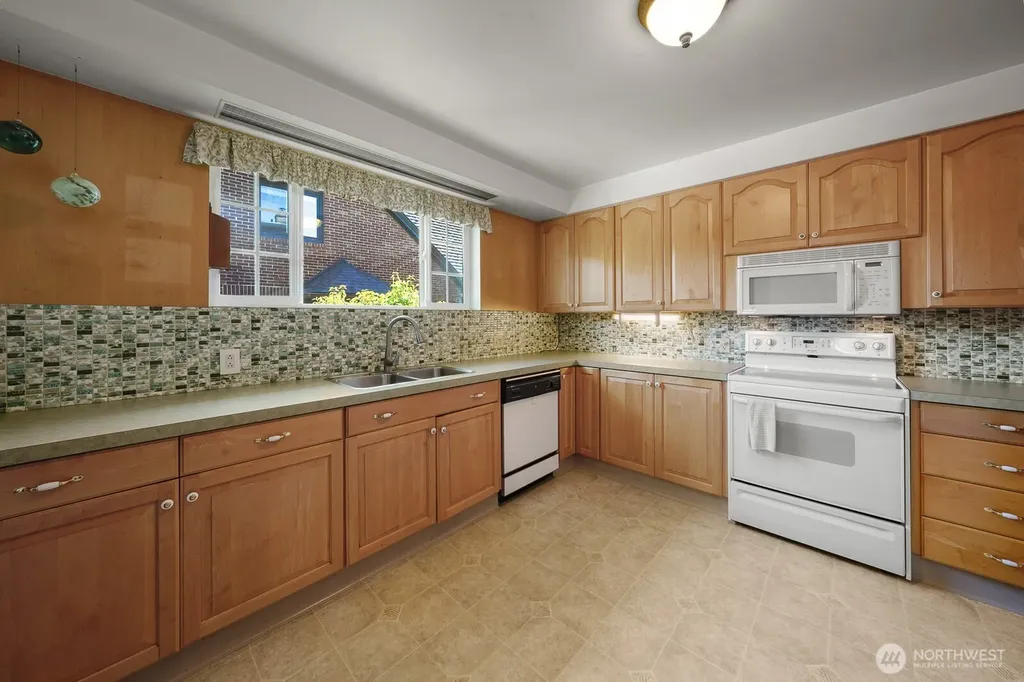 7528 33rd Avenue NW Seattle WA 98117