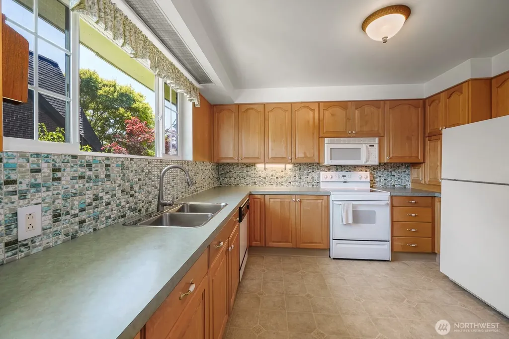 7528 33rd Avenue NW Seattle WA 98117