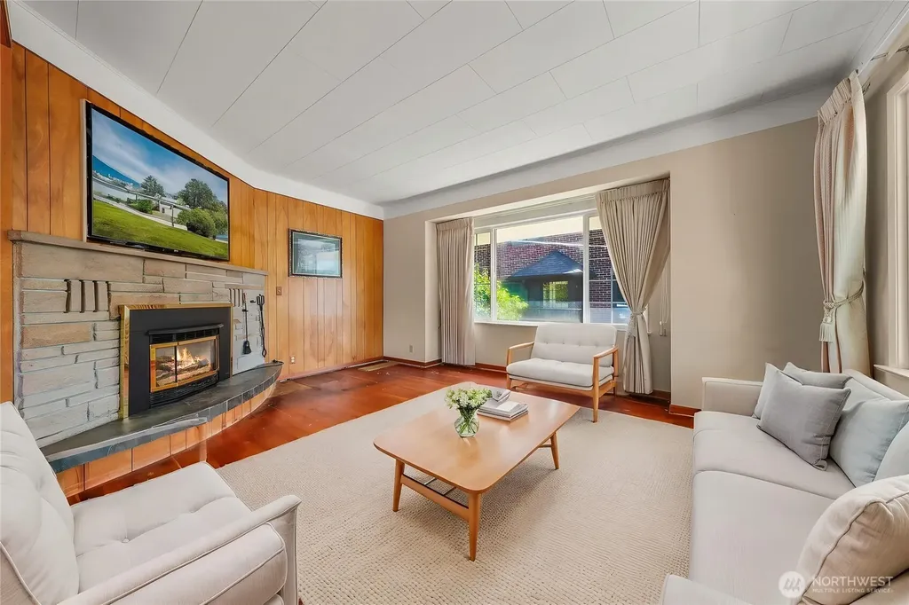 7528 33rd Avenue NW Seattle WA 98117