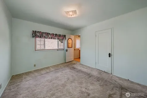 7528 33rd Avenue NW Seattle WA 98117
