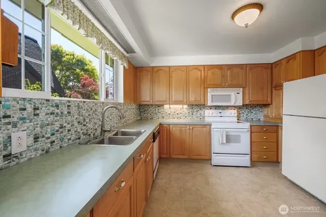 7528 33rd Avenue NW Seattle WA 98117