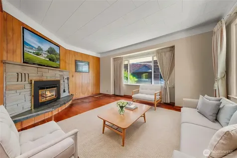 7528 33rd Avenue NW Seattle WA 98117