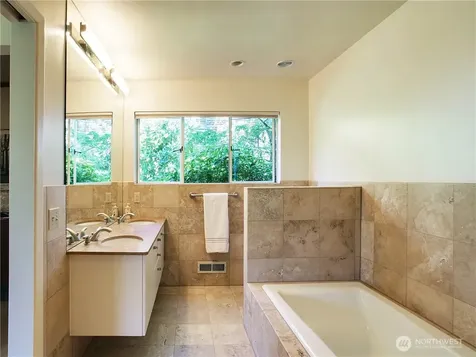 5715 63rd Avenue NE Seattle WA 98105