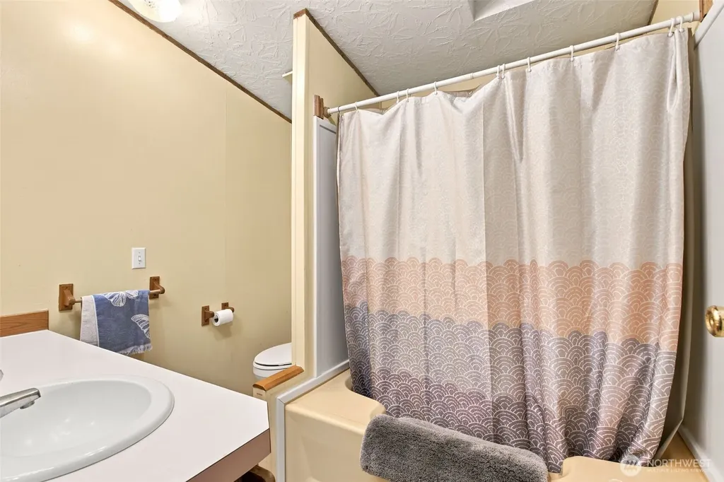 161 E Orchard Beach Road Grapeview WA 98546