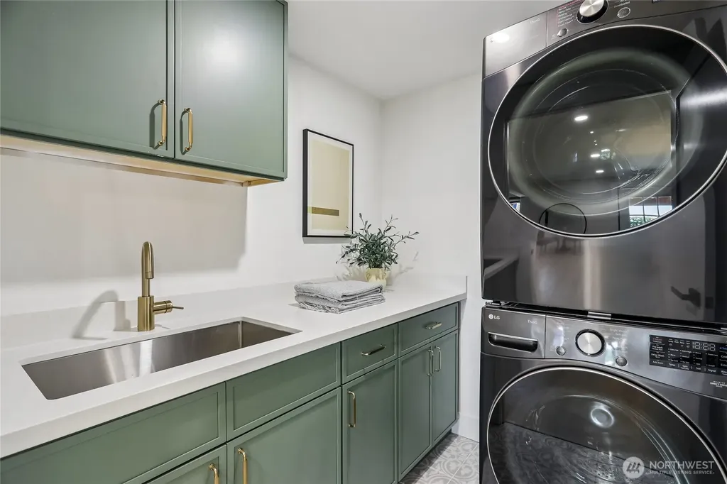 3310 9th Avenue W Seattle WA 98119