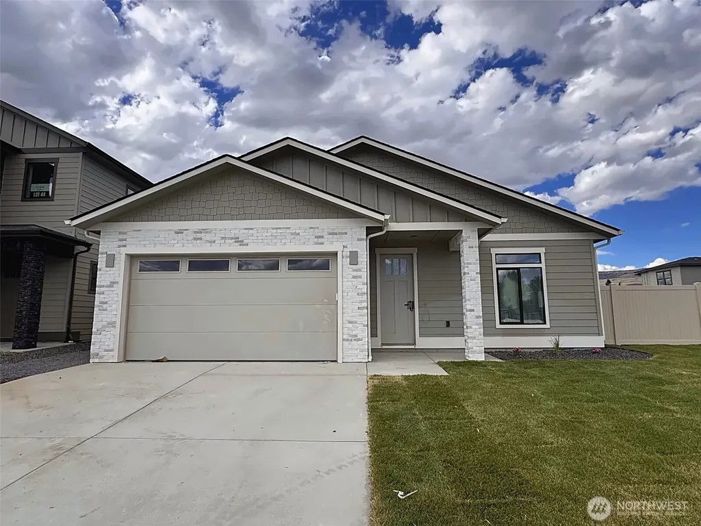 581 S Oasis Loop East Wenatchee WA 98801