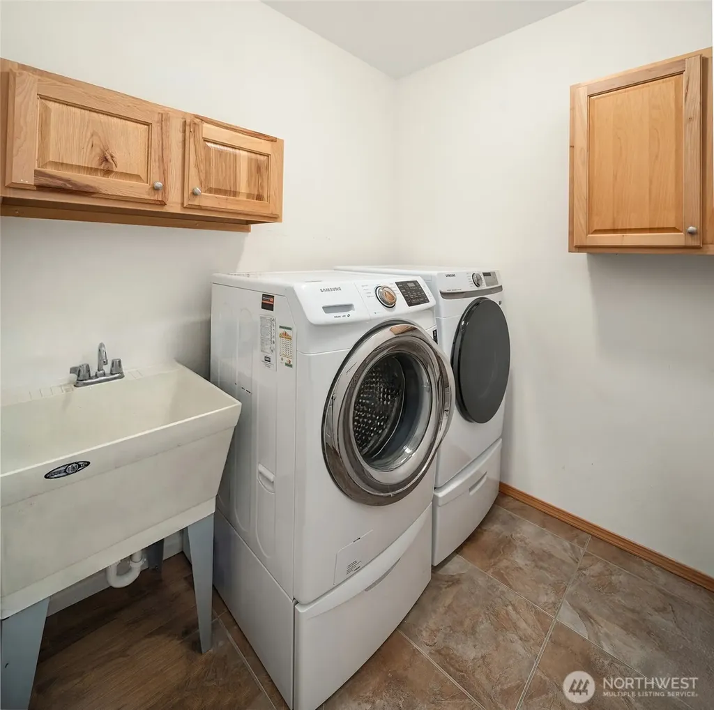 940 E Lakeshore Drive Allyn WA 98524
