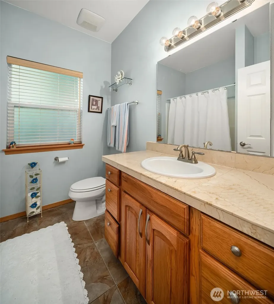 940 E Lakeshore Drive Allyn WA 98524